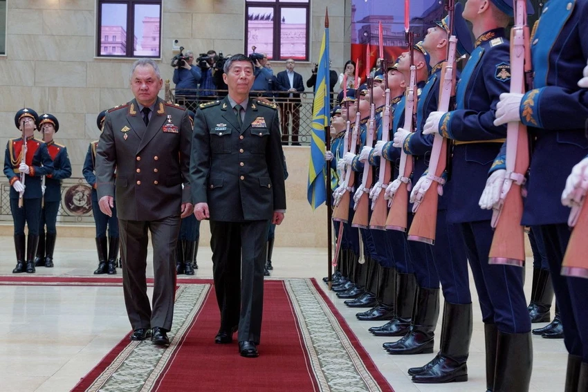 Bộ trưởng Quốc phòng TQ Lý Thượng Phúc (phải) và người đồng cấp Nga Sergey Shoigu tại Moscow hồi tháng 4-2023. Ảnh: REUTERS Bộ trưởng Quốc phòng TQ Lý Thượng Phúc (phải) và người đồng cấp Nga Sergey Shoigu tại Moscow hồi tháng 4-2023. Ảnh: REUTERS