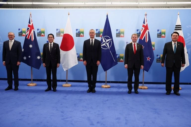 (Từ trái sang phải) Thủ tướng Úc Anthony Albanese, Thủ tướng Nhật Fumio Kishida, Tổng Thư ký NATO Jens Stoltenberg, Thủ tướng New Zealand Chris Hipkins và Tổng thống Hàn Quốc Yoon Suk Yeol tại thượng đỉnh NATO ở Lithuania hôm 12-7. Ảnh: Kacper Pempel/REUTERS (Từ trái sang phải) Thủ tướng Úc Anthony Albanese, Thủ tướng Nhật Fumio Kishida, Tổng Thư ký NATO Jens Stoltenberg, Thủ tướng New Zealand Chris Hipkins và Tổng thống Hàn Quốc Yoon Suk Yeol tại thượng đỉnh NATO ở Lithuania hôm 12-7. Ảnh: Kacper Pempel/REUTERS