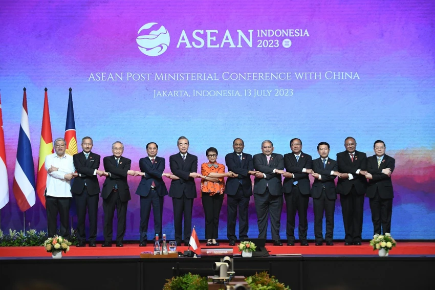 Ông Vương Nghị chụp hình cùng với các bộ trưởng ngoại giao ASEAN. Ảnh: TWITTER Ông Vương Nghị chụp hình cùng với các bộ trưởng ngoại giao ASEAN. Ảnh: TWITTER
