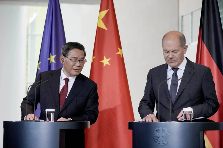 Thủ tướng TQ Lý Cường (trái) và người đồng cấp Đức Olaf Scholz tại cuộc họp báo ở Berlin hồi tháng 6. Ảnh: Markus Schreiber/AP