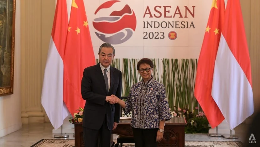 Ông Vương Nghị và Ngoại trưởng Indonesia - bà Retno Marsudi. Ảnh: Danang Wisanggen/CNA Ông Vương Nghị và Ngoại trưởng Indonesia - bà Retno Marsudi. Ảnh: Danang Wisanggen/CNA