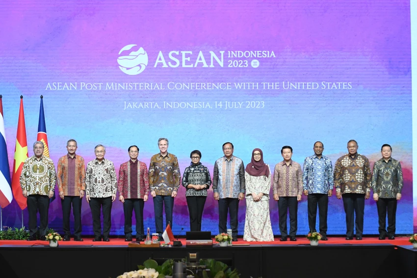 Ngoại trưởng Mỹ Antony Blinken chụp hình cùng các bộ trưởng ngoại giao ASEAN hôm 14-7. Ảnh: TWITTER Ngoại trưởng Mỹ Antony Blinken chụp hình cùng các bộ trưởng ngoại giao ASEAN hôm 14-7. Ảnh: TWITTER