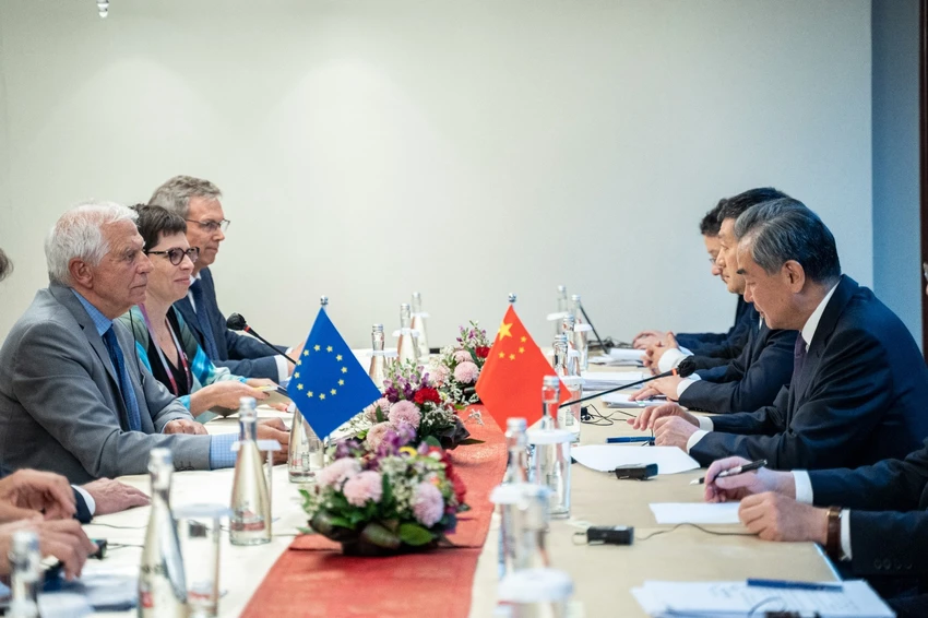 Ông Vương Nghị (bìa phải) và ông Josep Borrell (bìa trái) hội đàm bên lề Hội nghị Bộ trưởng Ngoại giao ASEAN lần thứ 56 và các hội nghị liên quan tại Indonesia hôm 15-7. Ảnh: TWITTER Ông Vương Nghị (bìa phải) và ông Josep Borrell (bìa trái) hội đàm bên lề Hội nghị Bộ trưởng Ngoại giao ASEAN lần thứ 56 và các hội nghị liên quan tại Indonesia hôm 15-7. Ảnh: TWITTER