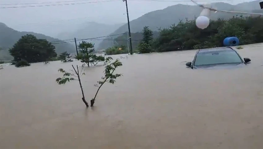 Mưa lớn đã gây ngập trên diện rộng tại nhiều khu vực ở Hàn Quốc (Ảnh chụp ngày 15-7 tại tỉnh Bắc Chungcheong). Ảnh: YONHAP Mưa lớn đã gây ngập trên diện rộng tại nhiều khu vực ở Hàn Quốc (Ảnh chụp ngày 15-7 tại tỉnh Bắc Chungcheong). Ảnh: YONHAP