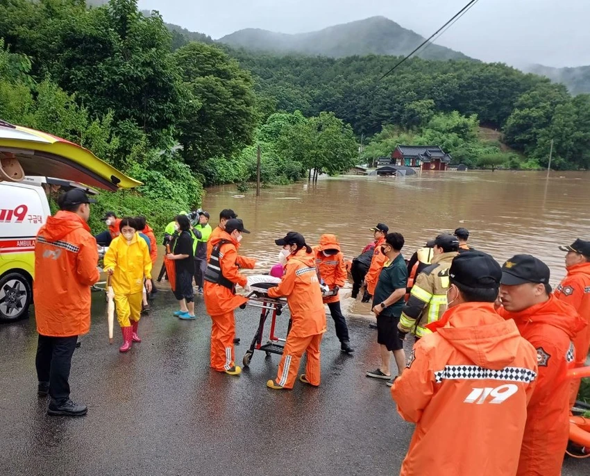 Lực lượng cứu hộ hỗ trợ người dân TP Gongju (tỉnh Nam Chungcheong) đi sơ tán vào hôm 15-7. Ảnh: YONHAP Lực lượng cứu hộ hỗ trợ người dân TP Gongju (tỉnh Nam Chungcheong) đi sơ tán vào hôm 15-7. Ảnh: YONHAP