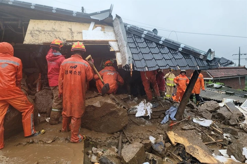 Mưa lớn làm sập nhà người dân ở TP Yeongju (tỉnh Bắc Gyeongsang) vào hôm 15-7. Ảnh: YONHAP Mưa lớn làm sập nhà người dân ở TP Yeongju (tỉnh Bắc Gyeongsang) vào hôm 15-7. Ảnh: YONHAP