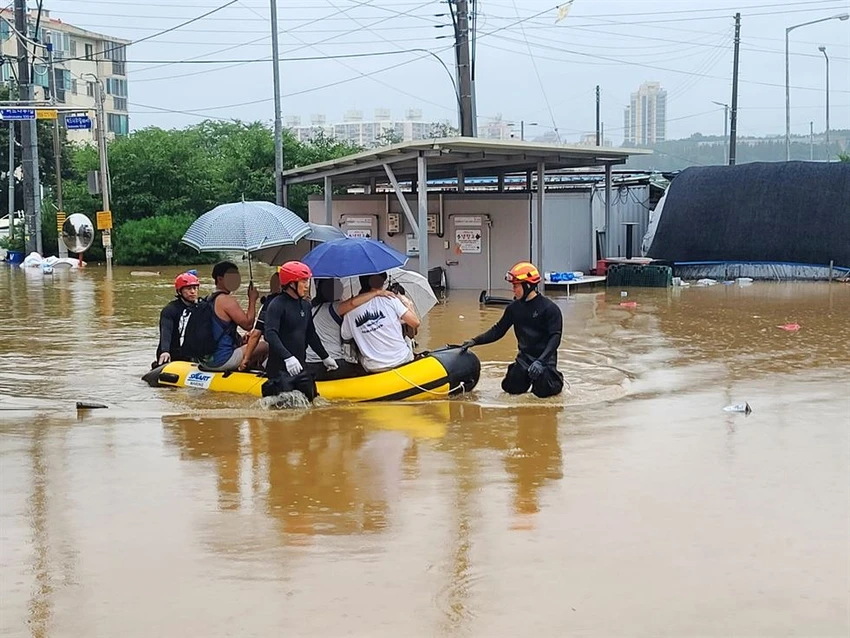 Người dân TP Gongju (tỉnh Nam Chungcheong) đi sơ tán khỏi lũ lụt vào hôm 15-7. Ảnh: YONHAP Người dân TP Gongju (tỉnh Nam Chungcheong) đi sơ tán khỏi lũ lụt vào hôm 15-7. Ảnh: YONHAP