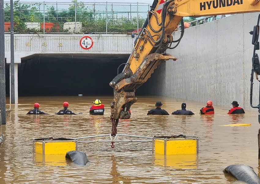 Lực lượng cứu hộ đang tìm kiếm các nạn nhân trong vụ ngập một đường hầm ở trung tâm thị trấn Osong (tỉnh Bắc Chungcheong) hôm 16-7. Ảnh: YONHAP Lực lượng cứu hộ đang tìm kiếm các nạn nhân trong vụ ngập một đường hầm ở trung tâm thị trấn Osong (tỉnh Bắc Chungcheong) hôm 16-7. Ảnh: YONHAP