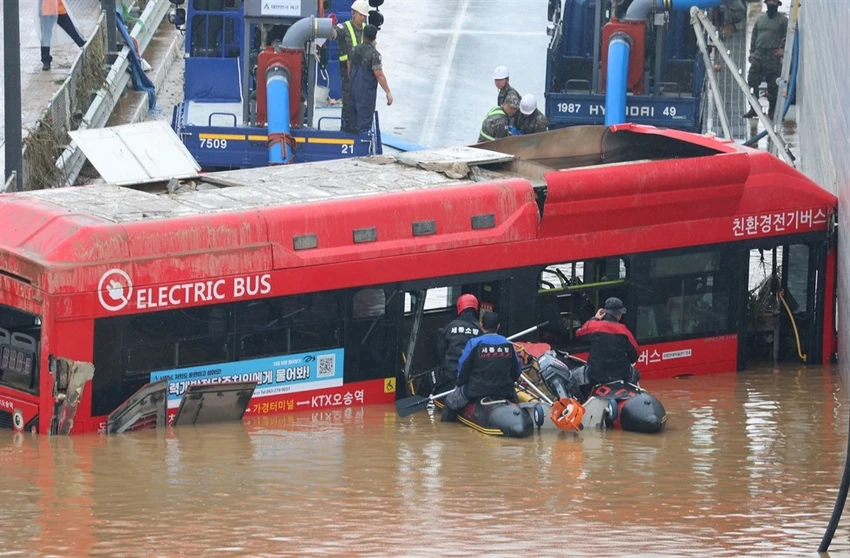 Lực lượng cứu hộ đang tìm kiếm các nạn nhân trong vụ ngập một đường hầm ở trung tâm thị trấn Osong (tỉnh Bắc Chungcheong) hôm 16-7. Ảnh: YONHAP Lực lượng cứu hộ đang tìm kiếm các nạn nhân trong vụ ngập một đường hầm ở trung tâm thị trấn Osong (tỉnh Bắc Chungcheong) hôm 16-7. Ảnh: YONHAP