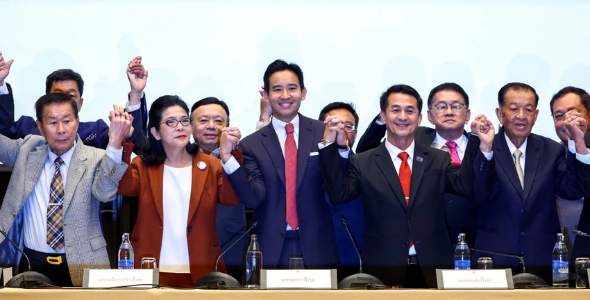 Ông Pita Limjaroenrat (giữa) và các lãnh đạo trong liên minh 8 đảng hôm 18-5-2023. Ảnh: Athit Perawongmetha/REUTERS Ông Pita Limjaroenrat (giữa) và các lãnh đạo trong liên minh 8 đảng hôm 18-5-2023. Ảnh: Athit Perawongmetha/REUTERS