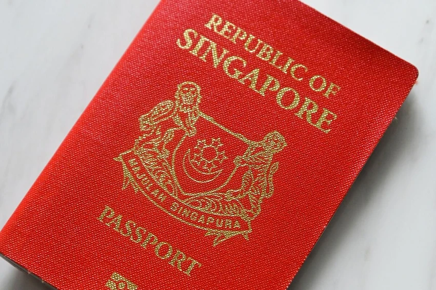 Hộ chiếu Singapore trở thành hộ chiếu quyền lực nhất thế giới trong bảng xếp hạng Chỉ số hộ chiếu Henley. Ảnh: Roslan Rahman/AFP/GETTY IMAGES