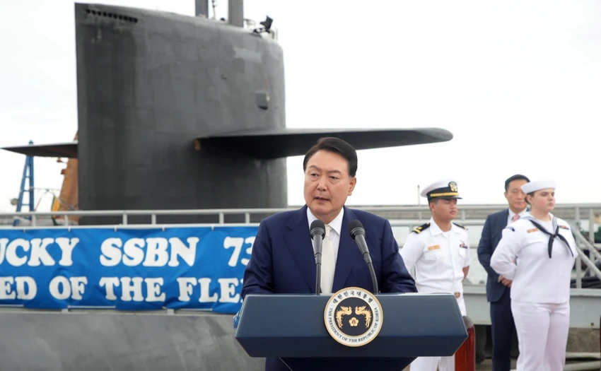 Tổng thống Hàn Quốc Yoon Suk Yeol phát biểu hôm 19-7 khi thăm tàu ngầm hạt nhân USS Kentucky của Mỹ đang ghé cảng Busan. Ảnh: YONHAP Tổng thống Hàn Quốc Yoon Suk Yeol phát biểu hôm 19-7 khi thăm tàu ngầm hạt nhân USS Kentucky của Mỹ đang ghé cảng Busan. Ảnh: YONHAP