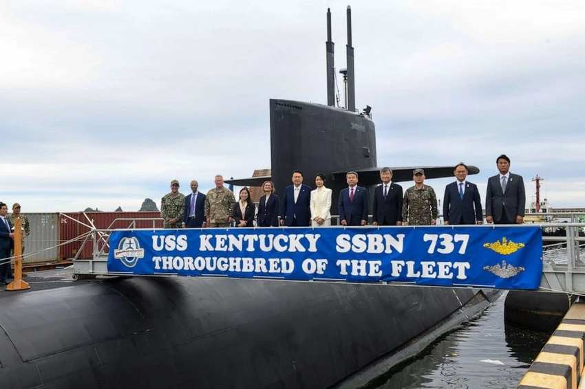 Tổng thống Hàn Quốc Yoon Suk Yeol thăm tàu ngầm hạt nhân USS Kentucky của Mỹ đang ghé thăm cảng Busan của nước này hôm 19-7. Ảnh: US NAVY Tổng thống Hàn Quốc Yoon Suk Yeol thăm tàu ngầm hạt nhân USS Kentucky của Mỹ đang ghé thăm cảng Busan của nước này hôm 19-7. Ảnh: US NAVY