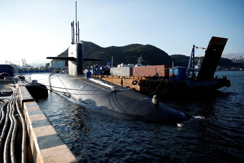 Tàu ngầm hạt nhân USS Kentucky của Mỹ tại cảng Busan hôm 19-7. Ảnh: Cho Woo Hae/POOL/REUTERS Tàu ngầm hạt nhân USS Kentucky của Mỹ tại cảng Busan hôm 19-7. Ảnh: Cho Woo Hae/POOL/REUTERS