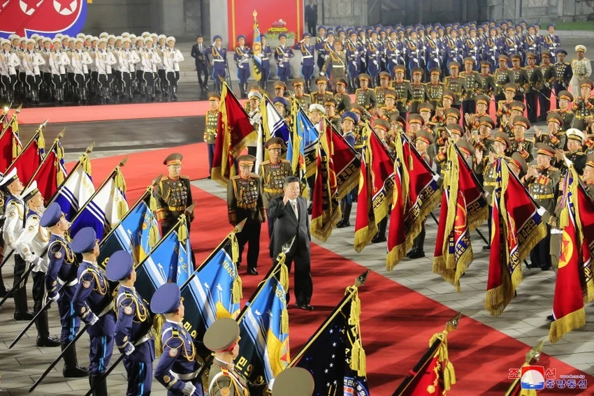 Ông Kim Jong-un (giữa) tại buổi lễ duyệt binh hôm 27-7. Ảnh: KCNA Ông Kim Jong-un (giữa) tại buổi lễ duyệt binh hôm 27-7. Ảnh: KCNA