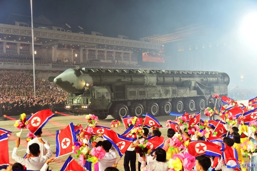 Triều Tiên giới thiệu tên lửa đạn đạo tại buổi lễ duyệt binh hôm 27-7. Ảnh: KCNA
