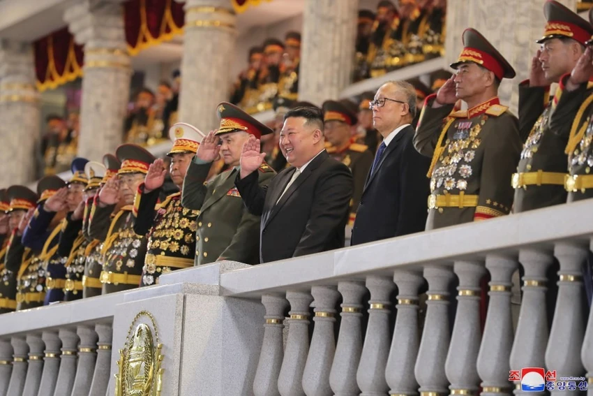 Ông Kim Jong-un (giữa) cùng các quan chức cấp cao Triều Tiên và phái đoàn Nga, Trung Quốc tại lễ duyệt binh hôm 27-7. Ảnh: KCNA Ông Kim Jong-un (giữa) cùng các quan chức cấp cao Triều Tiên và phái đoàn Nga, Trung Quốc tại lễ duyệt binh hôm 27-7. Ảnh: KCNA