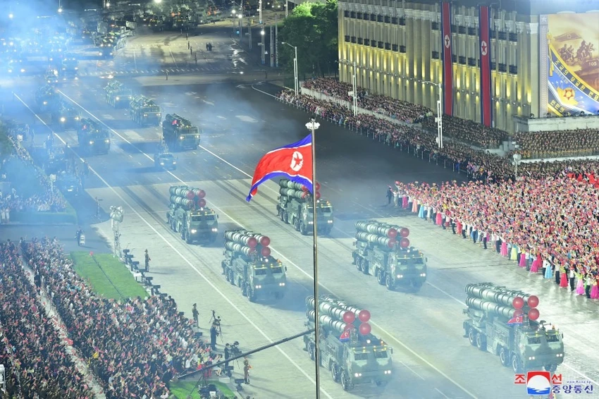 Triều Tiên giới thiệu vũ khí tại buổi lễ duyệt binh hôm 27-7. Ảnh: KCNA Triều Tiên giới thiệu vũ khí tại buổi lễ duyệt binh hôm 27-7. Ảnh: KCNA