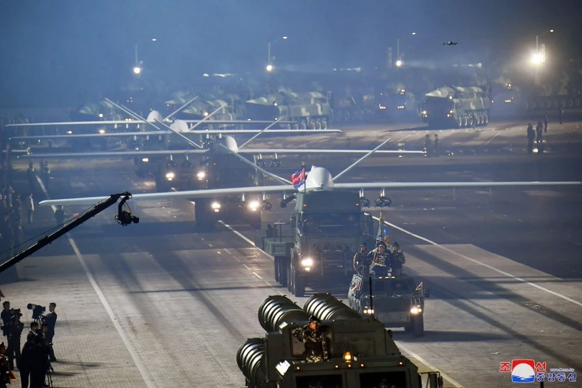 Triều Tiên giới thiệu máy bay không người lái tại lễ duyệt binh hôm 27-7. Ảnh: KCNA Triều Tiên giới thiệu máy bay không người lái tại lễ duyệt binh hôm 27-7. Ảnh: KCNA
