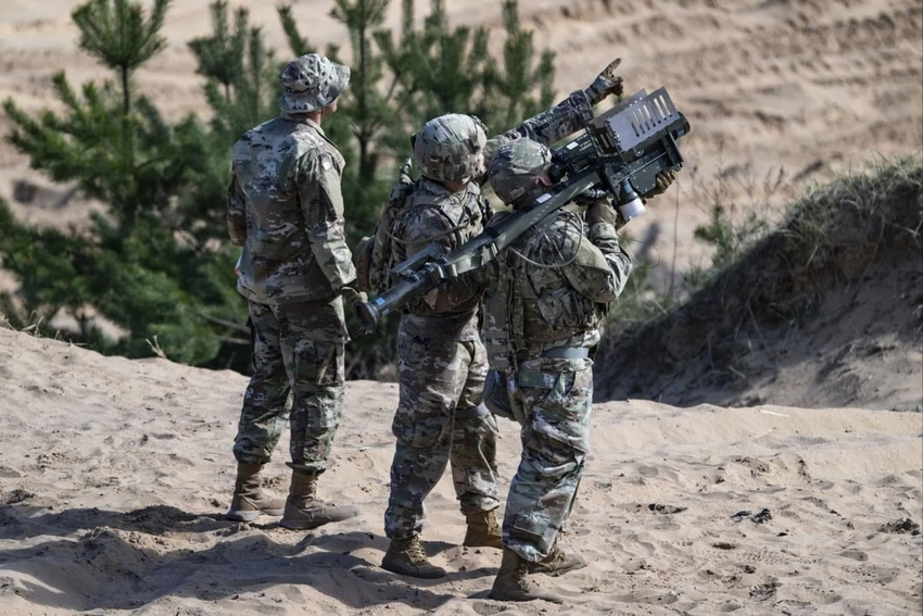 Lính Mỹ sử dụng hệ thống phòng không cơ động (Manpads) trong một cuộc tập trận tại Adazi, Latvia vào tháng 4. Ảnh: AP Lính Mỹ sử dụng hệ thống phòng không cơ động (Manpads) trong một cuộc tập trận tại Adazi, Latvia vào tháng 4. Ảnh: AP
