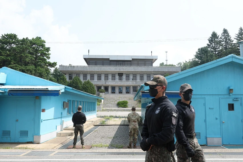 Binh sĩ Hàn Quốc đứng gác tại làng đình chiến Bàn Môn Điếm vào tháng 7-2022. Ảnh: JOINT PRESS CORPS Binh sĩ Hàn Quốc đứng gác tại làng đình chiến Bàn Môn Điếm vào tháng 7-2022. Ảnh: JOINT PRESS CORPS