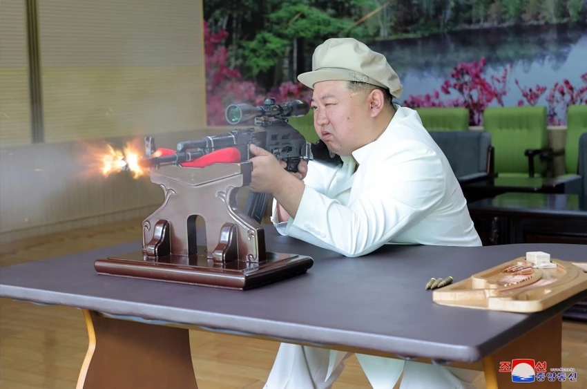 Lãnh đạo Triều Tiên Kim Jong-un bắn súng trong chuyến thị sát nhà máy sản xuất vũ khí từ ngày 3 đến 5-8. Ảnh: KCNA Lãnh đạo Triều Tiên Kim Jong-un bắn súng trong chuyến thị sát nhà máy sản xuất vũ khí từ ngày 3 đến 5-8. Ảnh: KCNA