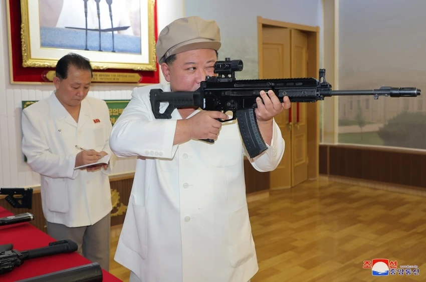 Lãnh đạo Triều Tiên Kim Jong-un kiểm tra mẫu súng trong chuyến thị sát nhà máy sản xuất vũ khí từ ngày 3 đến 5-8. Ảnh: KCNA Lãnh đạo Triều Tiên Kim Jong-un kiểm tra mẫu súng trong chuyến thị sát nhà máy sản xuất vũ khí từ ngày 3 đến 5-8. Ảnh: KCNA