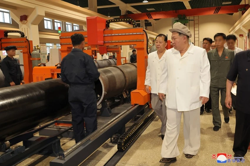 Lãnh đạo Triều Tiên Kim Jong-un trong chuyến thị sát các nhà máy sản xuất vũ khí từ ngày 3 đến 5-8. Ảnh: KCNA Lãnh đạo Triều Tiên Kim Jong-un trong chuyến thị sát các nhà máy sản xuất vũ khí từ ngày 3 đến 5-8. Ảnh: KCNA