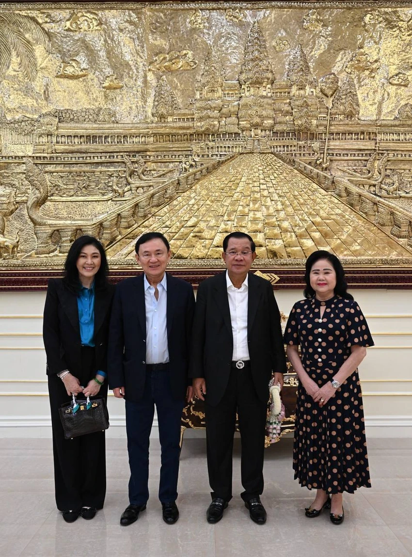 Thủ tướng Campuchia Hun Sen và phu nhân (phải) chụp hình cùng với ông Thaksin và bà Yingluck (ngoài cùng bên trái). Ảnh: FRESH NEWS/FACEBOOK Thủ tướng Campuchia Hun Sen và phu nhân (phải) chụp hình cùng với ông Thaksin và bà Yingluck (ngoài cùng bên trái). Ảnh: FRESH NEWS/FACEBOOK