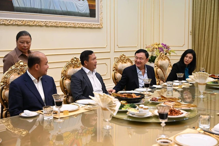Ông Thaksin và bà Yingluck trò chuyện cùng Đại tướng Hun Manet trong tiệc sinh nhật của Thủ tướng Campuchia Hun Sen. Ảnh: FRESH NEWS/FACEBOOK Ông Thaksin và bà Yingluck trò chuyện cùng Đại tướng Hun Manet trong tiệc sinh nhật của Thủ tướng Campuchia Hun Sen. Ảnh: FRESH NEWS/FACEBOOK