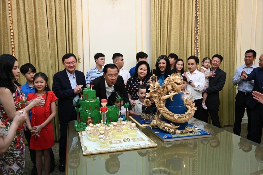 Ông Thaksin và bà Yingluck dự sinh nhật lần thứ 71 của Thủ tướng Campuchia Hun Sen. Ảnh: FRESH NEWS/FACEBOOK Ông Thaksin và bà Yingluck dự sinh nhật lần thứ 71 của Thủ tướng Campuchia Hun Sen. Ảnh: FRESH NEWS/FACEBOOK