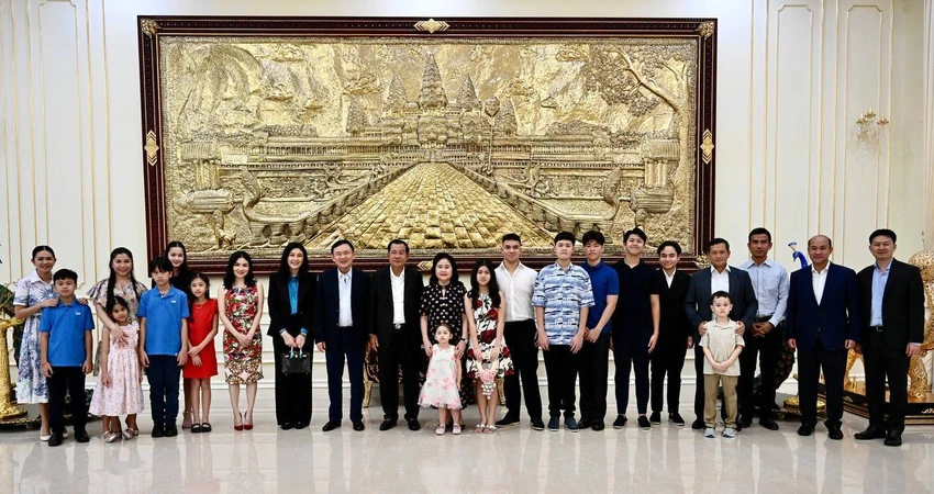 Ông Thaksin và bà Yingluck chụp hình cùng gia đình của Thủ tướng Campuchia Hun Sen. Ảnh: FRESH NEWS/FACEBOOK Ông Thaksin và bà Yingluck chụp hình cùng gia đình của Thủ tướng Campuchia Hun Sen. Ảnh: FRESH NEWS/FACEBOOK