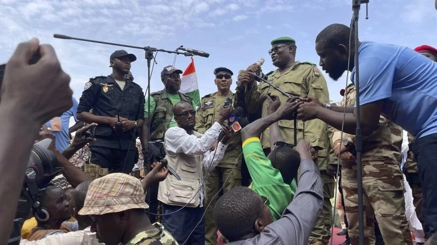 Tướng Abdourahamane Tiani - lãnh đạo chính quyền quân sự Niger sau đảo chính phát biểu vào ngày 6-8. Ảnh: Sam Mednick/AP Tướng Abdourahamane Tiani - lãnh đạo chính quyền quân sự Niger sau đảo chính phát biểu vào ngày 6-8. Ảnh: Sam Mednick/AP