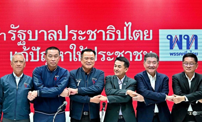 Các lãnh đạo đảng Vì nước Thái và đảng Bhumjaithai tại cuộc họp báo chiều 7-8. Ảnh: AFPPIX Các lãnh đạo đảng Vì nước Thái và đảng Bhumjaithai tại cuộc họp báo chiều 7-8. Ảnh: AFPPIX