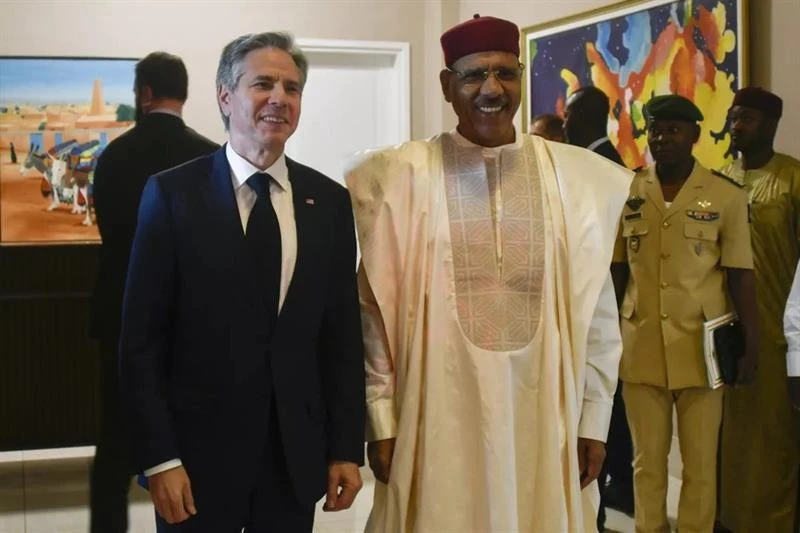Ngoại trưởng Mỹ Antony Blinken (trái) và Tổng thống Niger - ông Mohamed Bazoum tại cuộc gặp vào tháng 3. Ảnh: AP Ngoại trưởng Mỹ Antony Blinken (trái) và Tổng thống Niger - ông Mohamed Bazoum tại cuộc gặp vào tháng 3. Ảnh: AP
