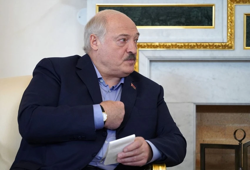Tổng thống Belarus Alexander Lukashenko khi gặpTổng thống Nga Vladimir Putin tại Saint Petersburg (Nga) ngày 23-7. Ảnh: REUTERS Tổng thống Belarus Alexander Lukashenko khi gặpTổng thống Nga Vladimir Putin tại Saint Petersburg (Nga) ngày 23-7. Ảnh: REUTERS