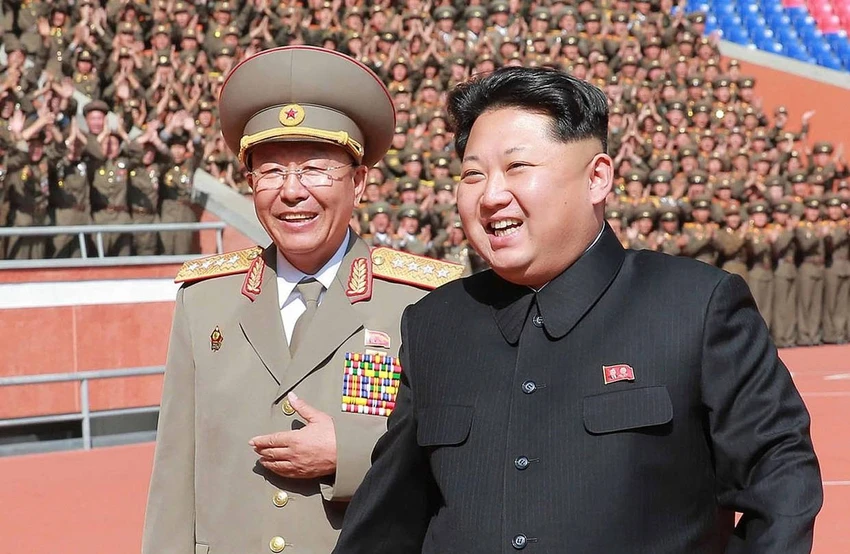Lãnh đạo Triều Tiên Kim Jong-un (phải) và ông Ri Yong-gil (trái) trong một sự kiện, được hãng KCNA đăng tải vào ngày 15-10-2015. Ảnh: KCNA/AFP/GETTY IMAGES Lãnh đạo Triều Tiên Kim Jong-un (phải) và ông Ri Yong-gil (trái) trong một sự kiện, được hãng KCNA đăng tải vào ngày 15-10-2015. Ảnh: KCNA/AFP/GETTY IMAGES