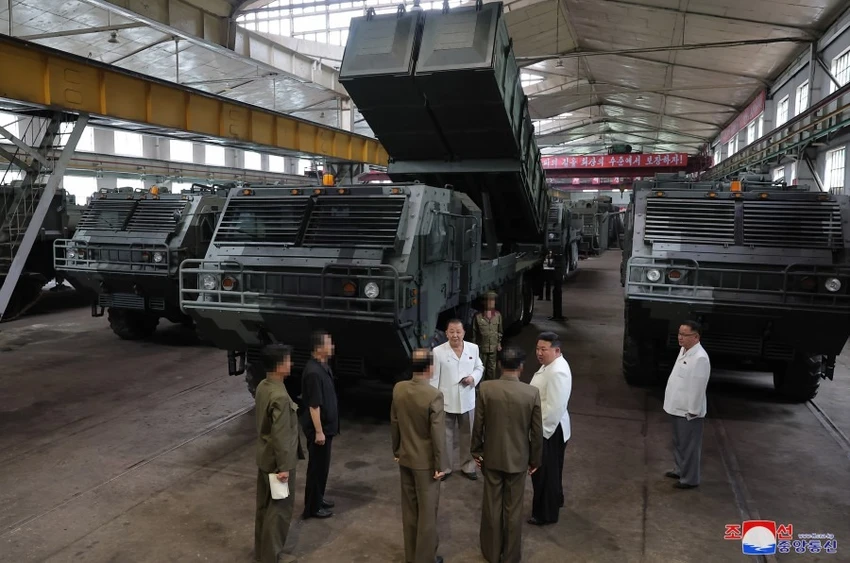 Lãnh đạo Triều Tiên Kim Jong-un (thứ hai từ phải sang) trò chuyện cùng các quan chức khi thị sát loạt nhà máy sản xuất vũ khí từ ngày 11 đến 12-8. Ảnh: KCNA Lãnh đạo Triều Tiên Kim Jong-un (thứ hai từ phải sang) trò chuyện cùng các quan chức khi thị sát loạt nhà máy sản xuất vũ khí từ ngày 11 đến 12-8. Ảnh: KCNA
