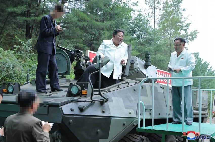 Lãnh đạo Triều Tiên Kim Jong-un (giữa) trò chuyện cùng các quan chức trên xe chiến đấu khi đi thị sát loạt nhà máy sản xuất vũ khí từ ngày 11 đến 12-8. Ảnh: KCNA Lãnh đạo Triều Tiên Kim Jong-un (giữa) trò chuyện cùng các quan chức trên xe chiến đấu khi đi thị sát loạt nhà máy sản xuất vũ khí từ ngày 11 đến 12-8. Ảnh: KCNA
