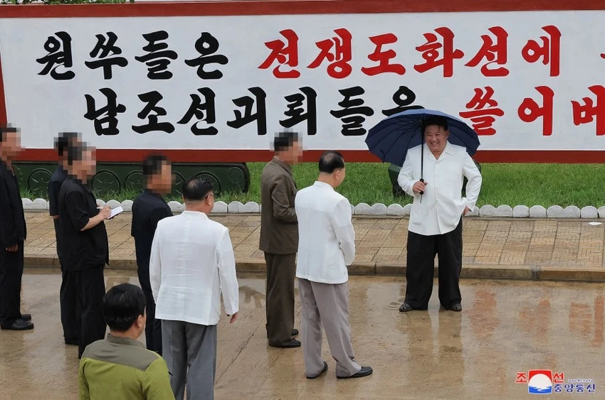 Lãnh đạo Triều Tiên Kim Jong-un (cầm dù) đi thị sát loạt nhà máy sản xuất vũ khí từ ngày 11 đến 12-8. Ảnh: KCNA Lãnh đạo Triều Tiên Kim Jong-un (cầm dù) đi thị sát loạt nhà máy sản xuất vũ khí từ ngày 11 đến 12-8. Ảnh: KCNA
