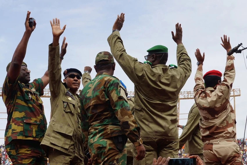 Các lãnh đạo phe đảo chính Niger vẫy tay chào người ủng hộ tại một sân vận động ở thủ đô Niamey (Niger) hôm 6-8. Ảnh: Balima Boureima/ANADOLU AGENCY Các lãnh đạo phe đảo chính Niger vẫy tay chào người ủng hộ tại một sân vận động ở thủ đô Niamey (Niger) hôm 6-8. Ảnh: Balima Boureima/ANADOLU AGENCY