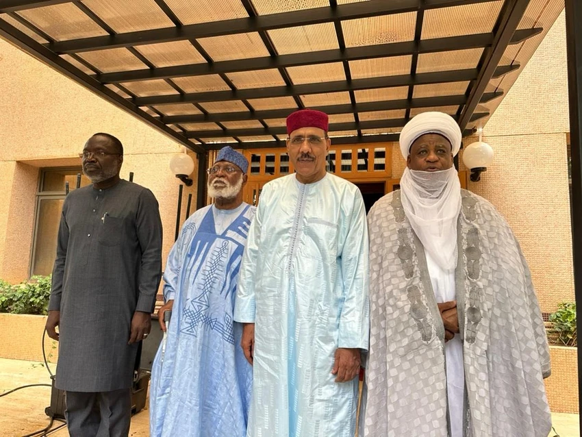 Phái đoàn ECOWAS gặp Tổng thống bị lật đổ Mohamed Bazoum hôm 19-8 tại Niger. Ảnh: X (TWITTER) Phái đoàn ECOWAS gặp Tổng thống bị lật đổ Mohamed Bazoum hôm 19-8 tại Niger. Ảnh: X (TWITTER)