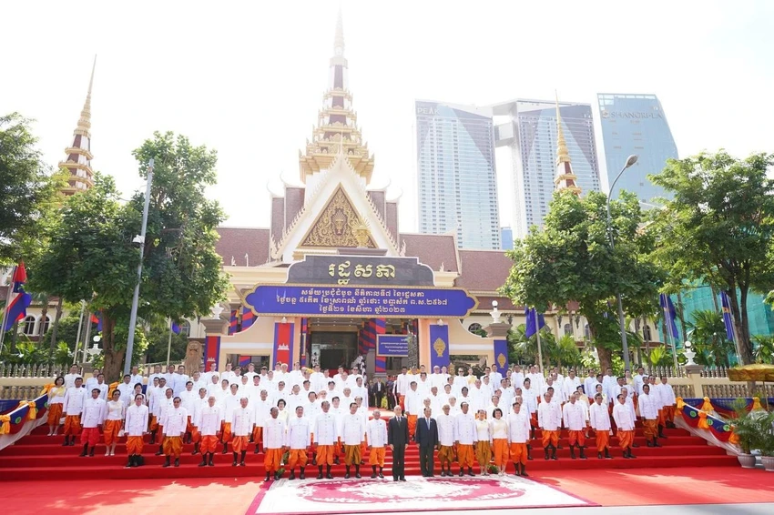 Quốc vương Campuchia Norodom Sihamoni chụp ảnh lưu niệm cùng với 125 nghị sĩ Quốc hội khóa VII hôm 21-8. Ảnh: FRESH NEWS Quốc vương Campuchia Norodom Sihamoni chụp ảnh lưu niệm cùng với 125 nghị sĩ Quốc hội khóa VII hôm 21-8. Ảnh: FRESH NEWS