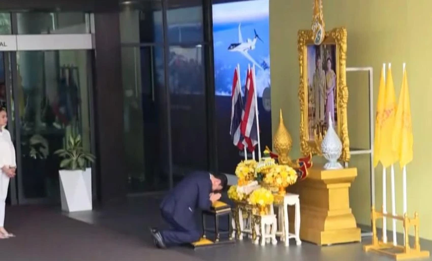 Cựu Thủ tướng Thái Lan Thaksin Shinawatra thực hiện nghi thức trước ảnh Quốc vương và Hoàng hậu Thái Lan vào sáng 22-8. Ảnh: THAI ENQUIRER