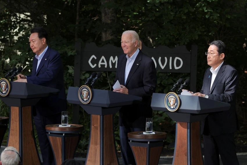 (Từ trái sang) Tổng thống Hàn Quốc Yoon Suk-yeol, Tổng thống Mỹ Joe Biden và Thủ tướng Nhật Fumio Kishida tại cuộc họp báo sau thượng đỉnh 3 bên ở Trại David, bang Maryland (Mỹ) ngày 18-8. Ảnh: Jim Bourg/REUTERS (Từ trái sang) Tổng thống Hàn Quốc Yoon Suk-yeol, Tổng thống Mỹ Joe Biden và Thủ tướng Nhật Fumio Kishida tại cuộc họp báo sau thượng đỉnh 3 bên ở Trại David, bang Maryland (Mỹ) ngày 18-8. Ảnh: Jim Bourg/REUTERS