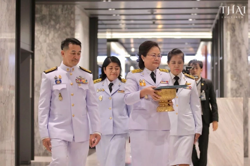 Lệnh phê chuẩn Hoàng gia được chuyển tới trụ sở đảng Vì nước Thái ở thủ đô Bangkok hôm 23-8. Ảnh: THAI ENQUIRER/TWITTER Lệnh phê chuẩn Hoàng gia được chuyển tới trụ sở đảng Vì nước Thái ở thủ đô Bangkok hôm 23-8. Ảnh: THAI ENQUIRER/TWITTER