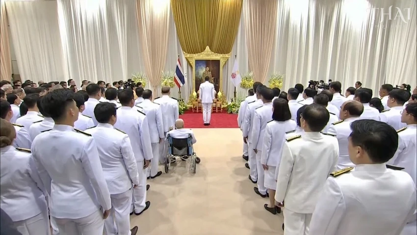 Tân Thủ tướng Thái Lan Srettha Thavisin cùng các khách mời thực hiện nghi thức trước ảnh Quốc vương Thái Lan hôm 23-8. Ảnh: THAI ENQUIRER/TWITTER Tân Thủ tướng Thái Lan Srettha Thavisin cùng các khách mời thực hiện nghi thức trước ảnh Quốc vương Thái Lan hôm 23-8. Ảnh: THAI ENQUIRER/TWITTER