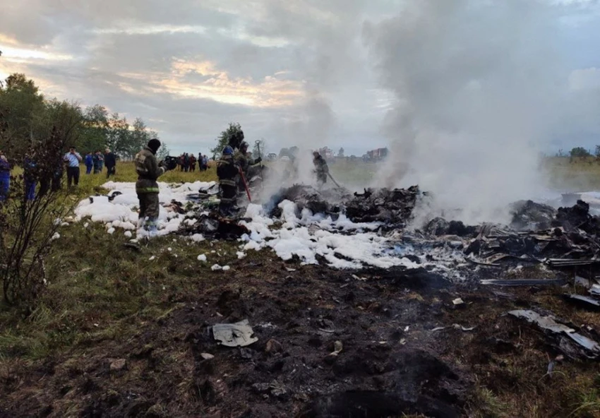 Hiện trường vụ máy bay rơi ở Nga hôm 23-8 có tên trùm Wagner - ông Yevgeny Prigozhin trong danh sách hành khách. Ảnh: REUTERS Hiện trường vụ máy bay rơi ở Nga hôm 23-8 có tên trùm Wagner - ông Yevgeny Prigozhin trong danh sách hành khách. Ảnh: REUTERS