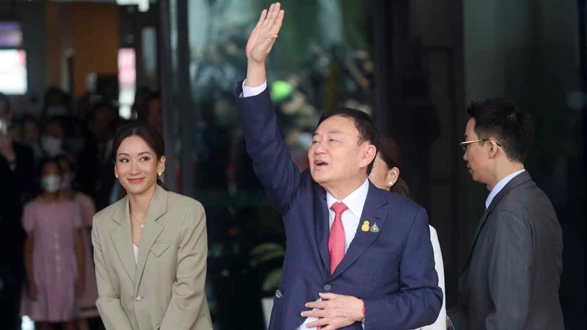 Cựu Thủ tướng Thái Lan Thaksin Shinawatra vẫy tay chào người dân tại sân bay Don Muang ở thủ đô Bangkok hôm 22-8. Ảnh: Ken Kobayashi/NIKKEI ASIA Cựu Thủ tướng Thái Lan Thaksin Shinawatra vẫy tay chào người dân tại sân bay Don Muang ở thủ đô Bangkok hôm 22-8. Ảnh: Ken Kobayashi/NIKKEI ASIA