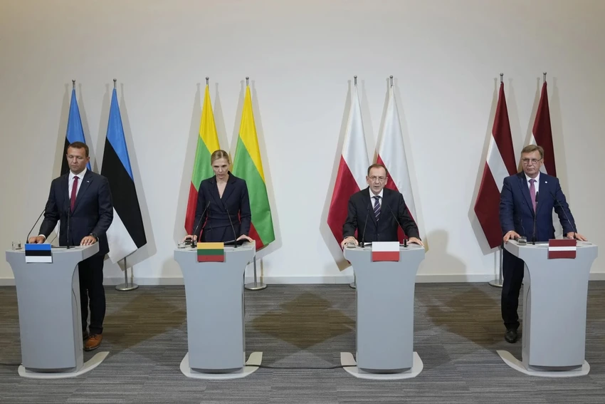 (Từ trái sang) Bộ trưởng Nội vụ Estonia Lauri Laanemets, Bộ trưởng Nội vụ Agne Bilotaite, Bộ rưởng Nội vụ và Hành chính Ba Lan Mariusz Kaminski và Bộ trưởng Nội vụ Latvia Maris Kucinskis tại buổi họp báo hôm 28-8 tại thủ đô Warsaw (Ba Lan). Ảnh: AP (Từ trái sang) Bộ trưởng Nội vụ Estonia Lauri Laanemets, Bộ trưởng Nội vụ Agne Bilotaite, Bộ rưởng Nội vụ và Hành chính Ba Lan Mariusz Kaminski và Bộ trưởng Nội vụ Latvia Maris Kucinskis tại buổi họp báo hôm 28-8 tại thủ đô Warsaw (Ba Lan). Ảnh: AP